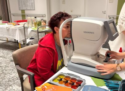 Bewohnerin macht einen Sehtest